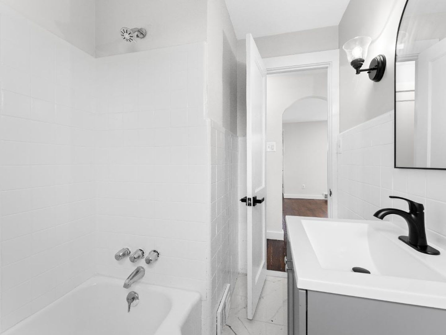 Beautifully Renovated 3 Bedroom 1 5 Bath Home With Modern Kitchen Driveway Parking In Mt Ephraim – photo 4