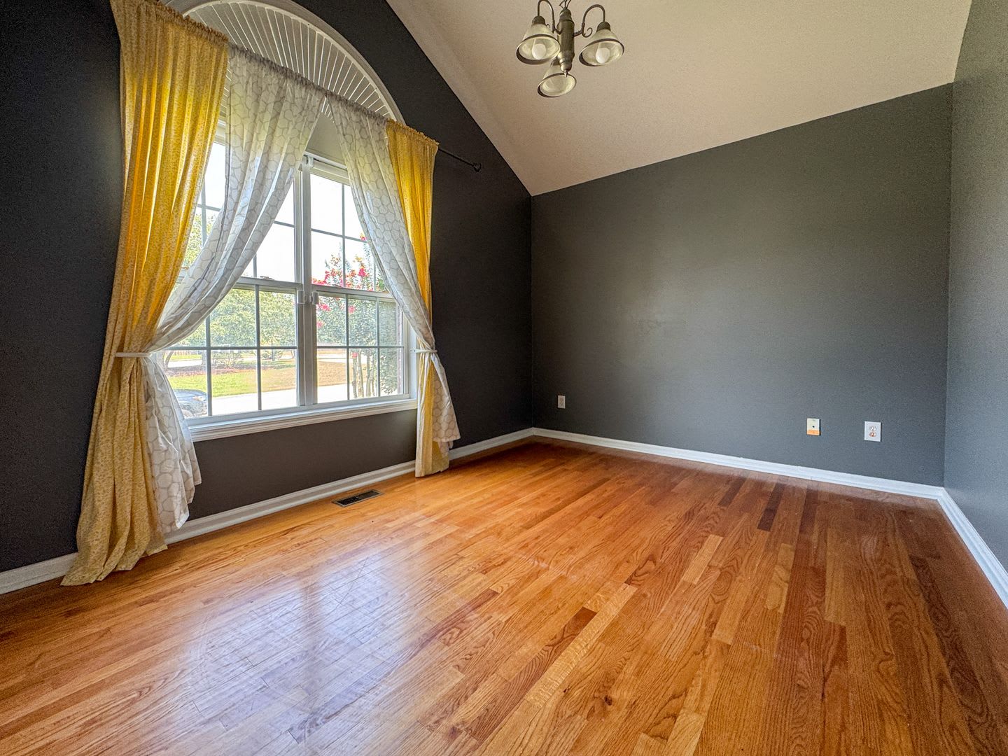 4 Bed 3 Bath Home Plus Bonus Room with Access to Community Pool – photo 3