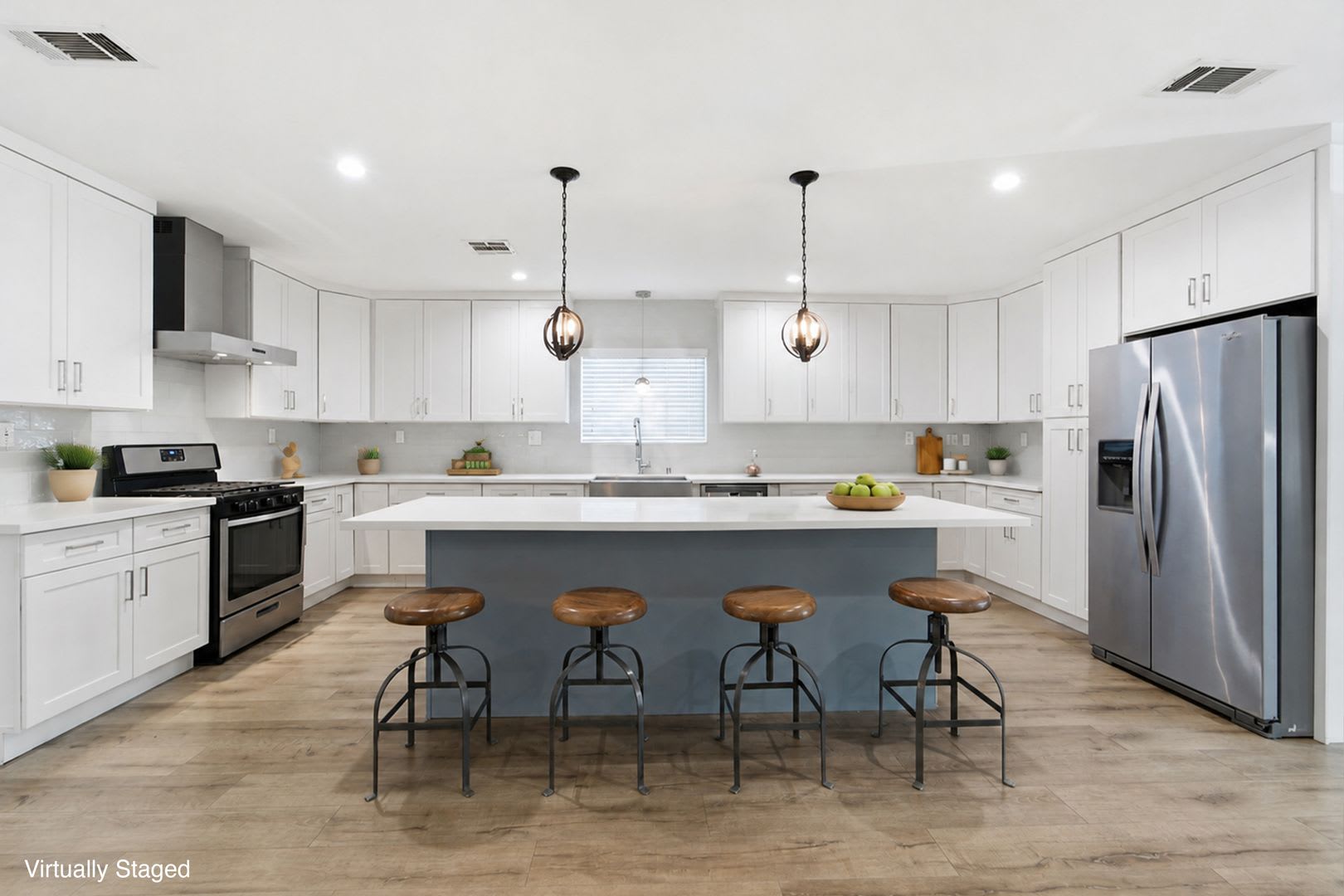 Modern Gated Retreat on a Private Lot. – photo 2