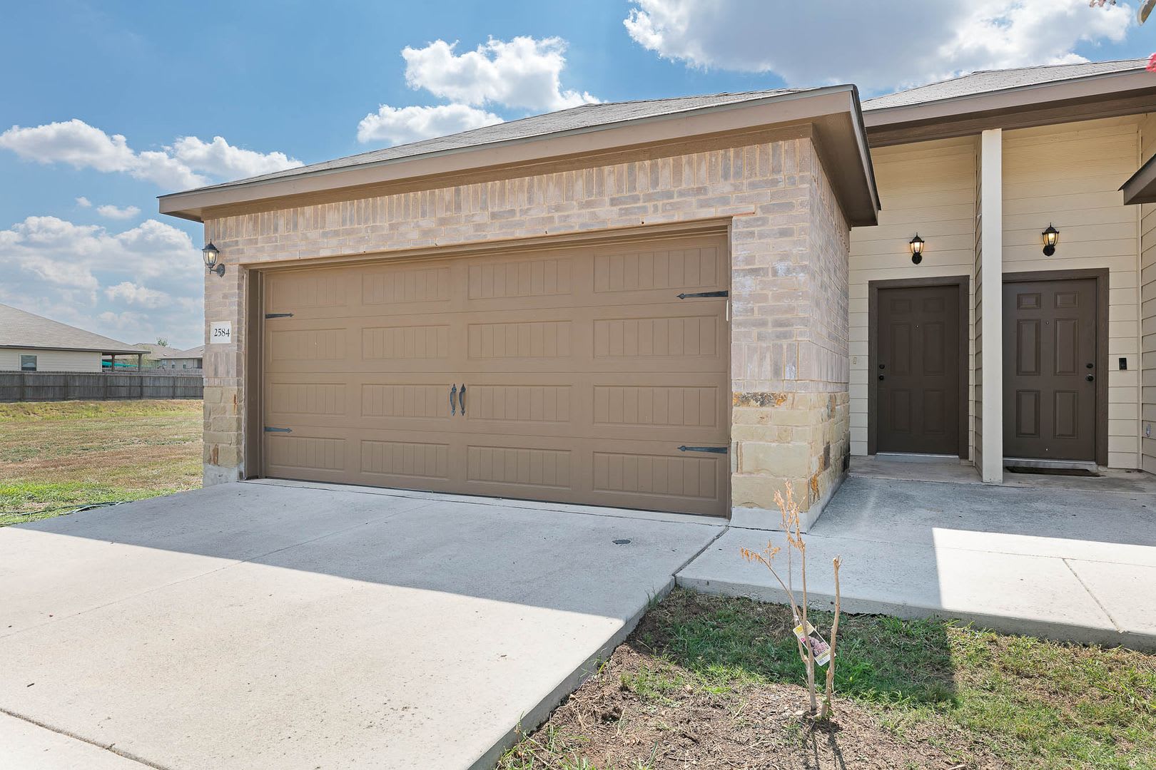 New Braunfels Tx 3 Bedroom With Stained Concrete Floors 2 Car Garage – photo 3