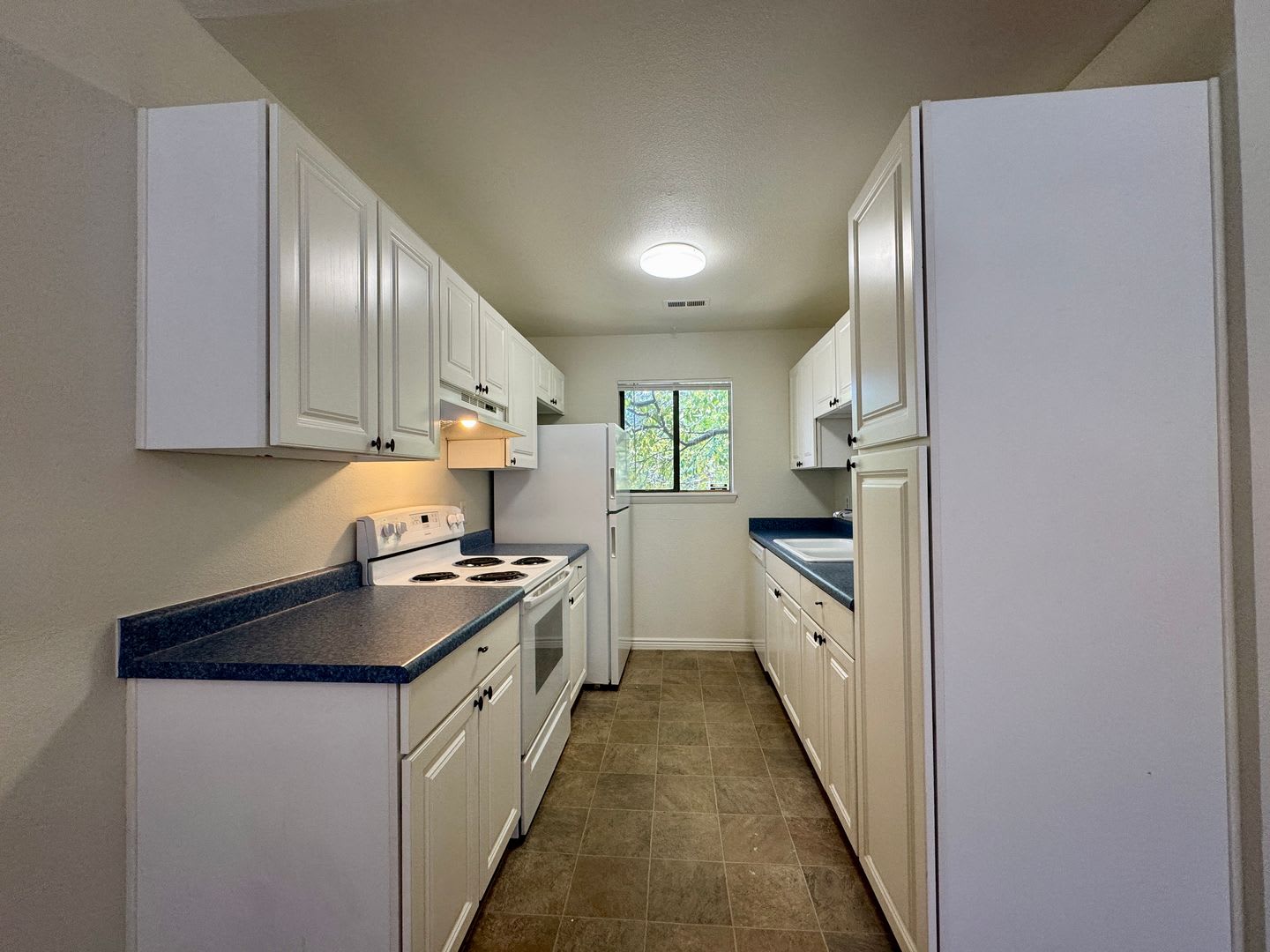 Spacious 2 Bed 2 Bath Condo in Aurora! Across from Community Pool!! – photo 5