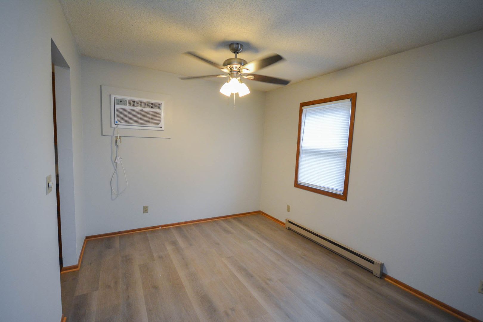 Newly updated 2br upstairs condo in excellent NW location! – photo 4