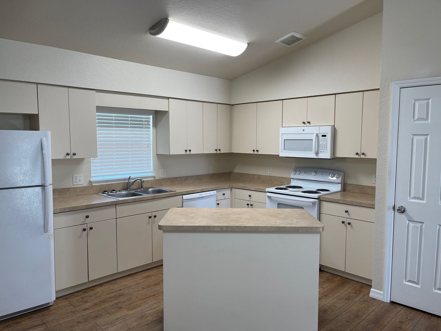 3 Bedroom/2 Bathroom Duplex – photo 4