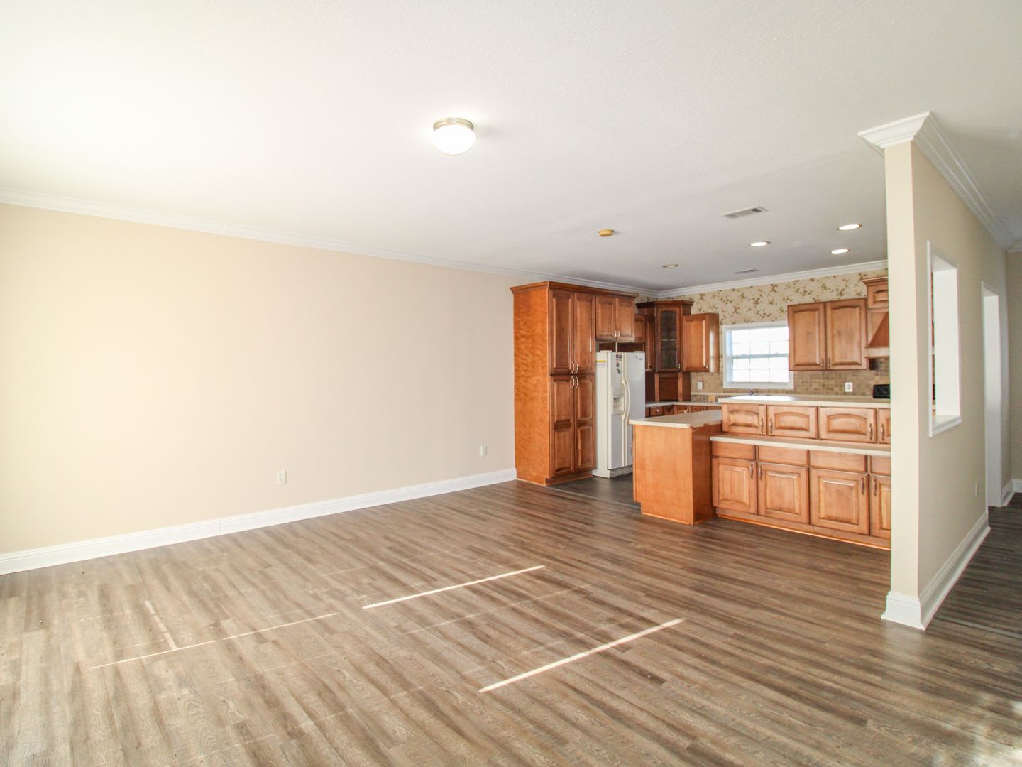 Stylish 3 Bedroom Townhome with Open Living Area – photo 4