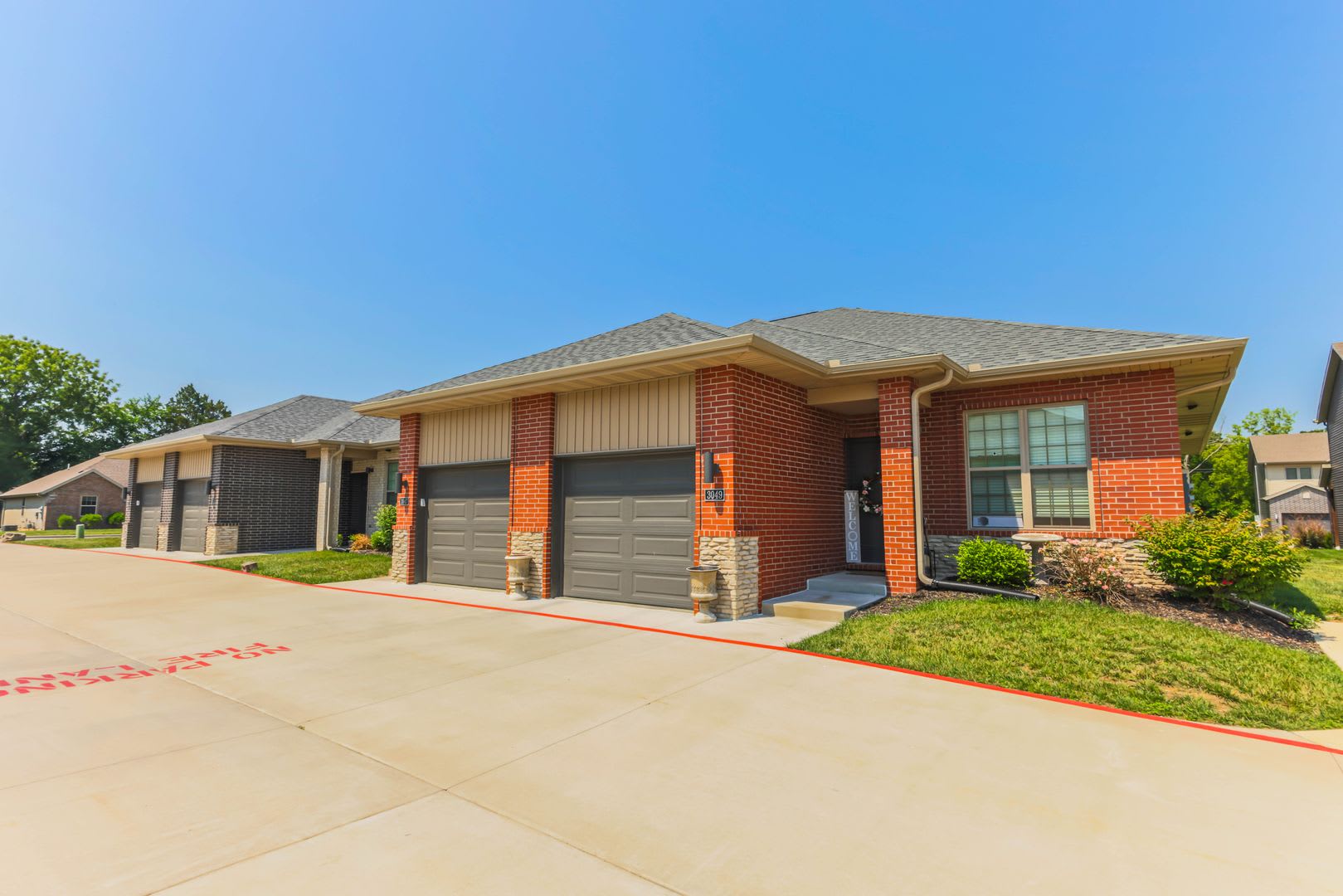 NEW LUXURY 2 BED 2 BATH 1 CAR GARAGE DUPLEX – photo 2