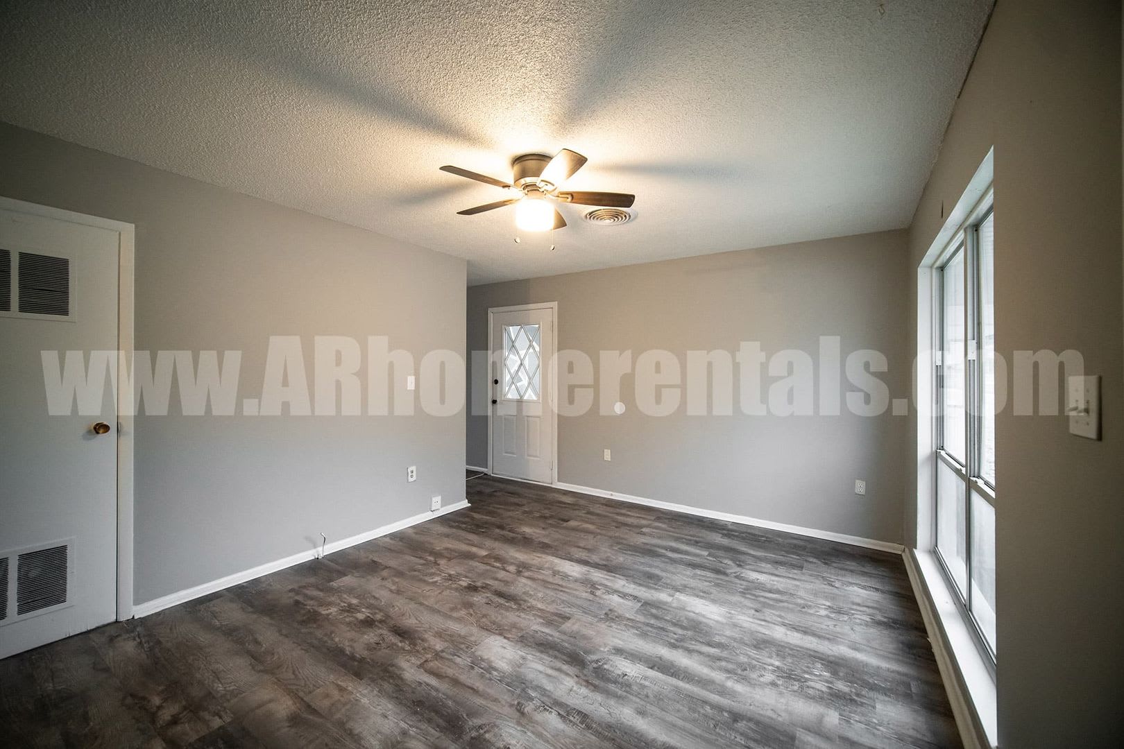Cozy home on corner lot! – photo 3