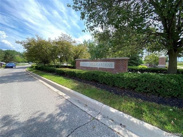 215 S VILLAGE Way – photo 4