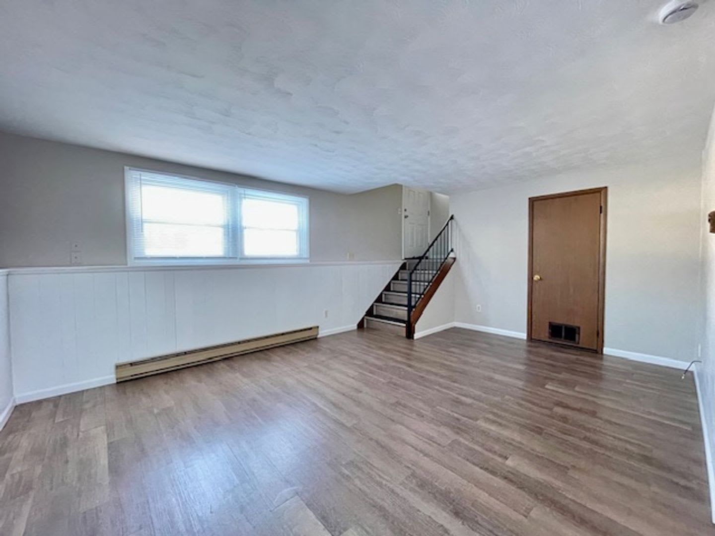 SPACIOUS 2 Bedroom Duplex Move-In Ready! – photo 4