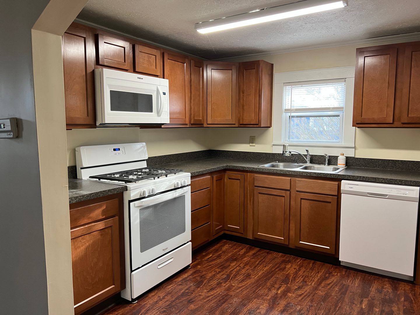 239 E Montrose – photo 3
