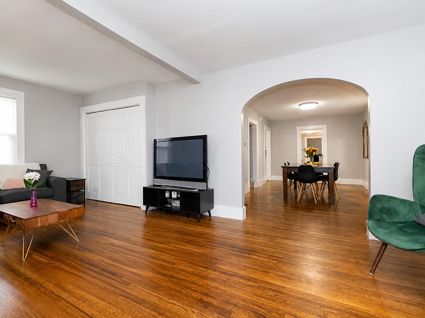 Charming 4BR Bungalow with Finished Basement & Fenced Yard – photo 4