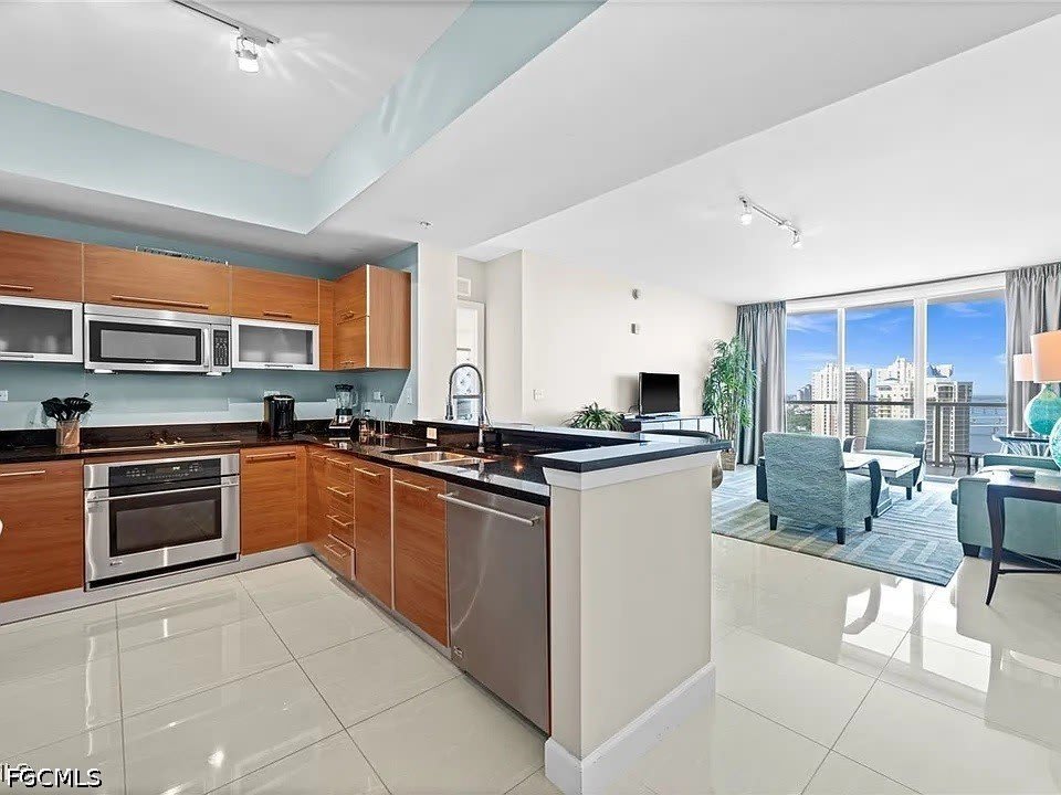 3000 Oasis Grand Boulevard – photo 5