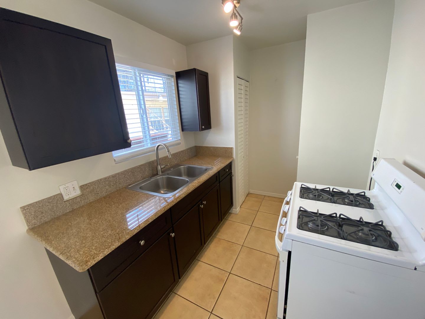 1 Bed + 1 Bath with Laundry On-site – photo 4