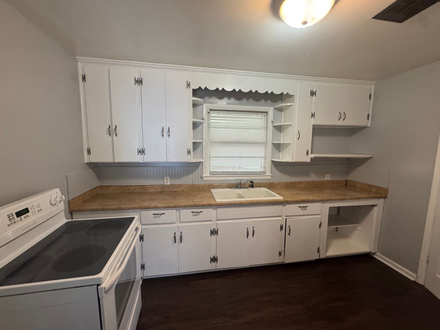 Forest Hills home with park access – photo 5