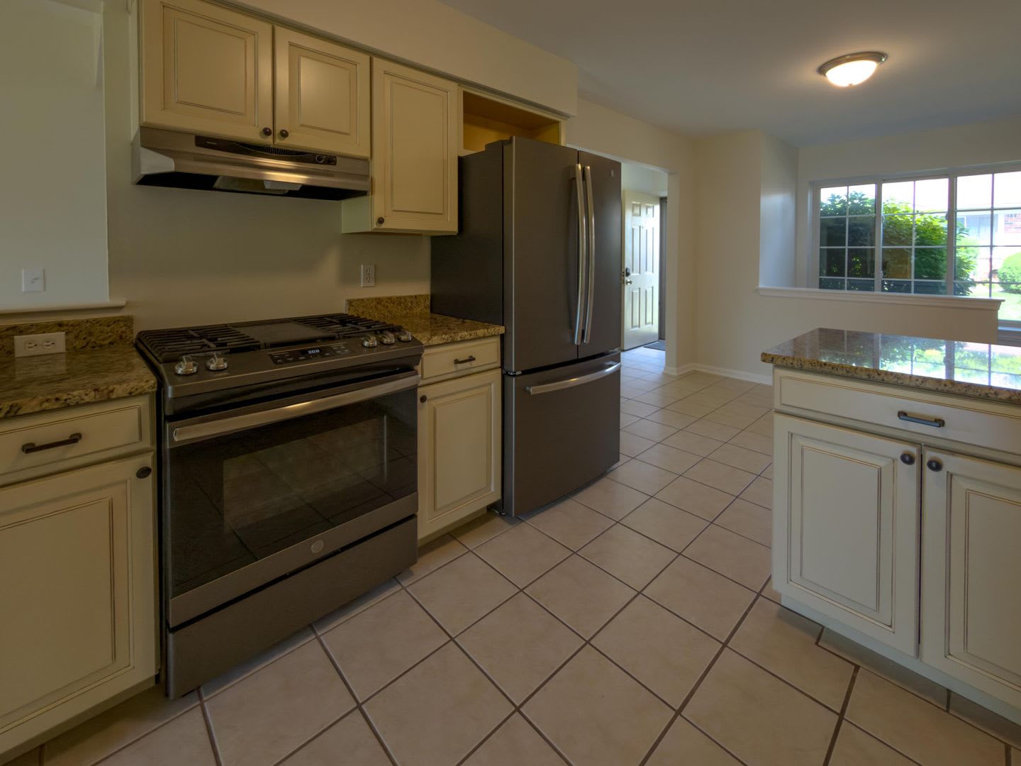 Move-In Ready Ranch Condo with Basement &amp; Prime Location – photo 3
