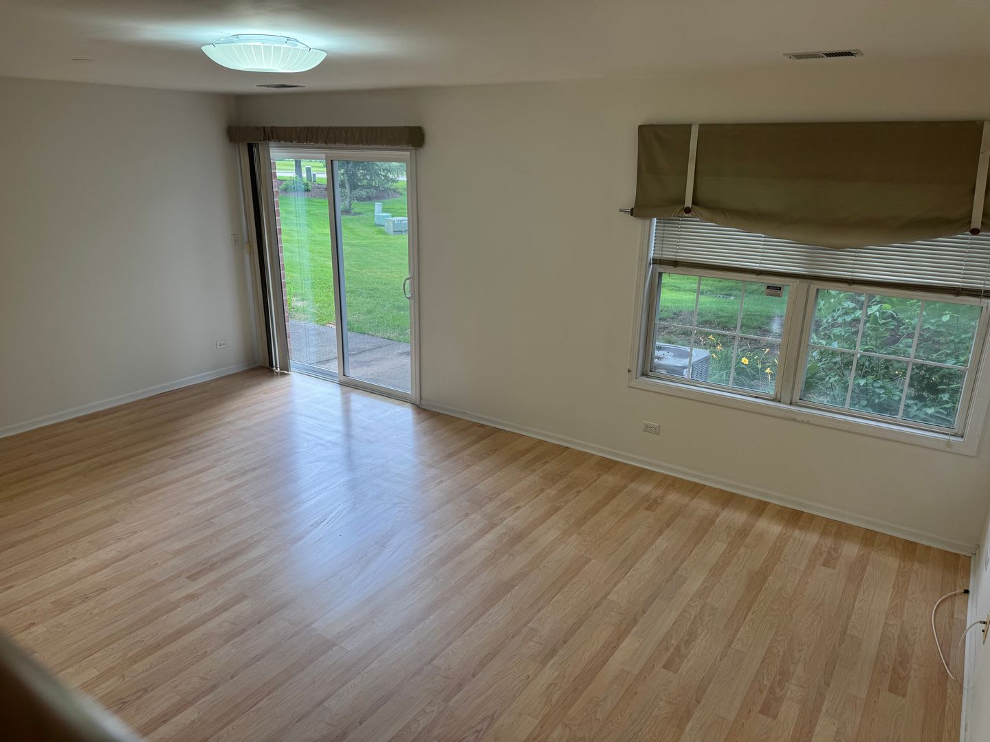 Popular, Turnberry Manor 2BR, 2.5BA, 2-STORY, 1CGAR – photo 4