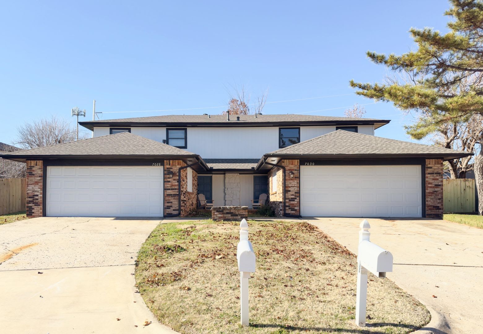 Updated 3 Bedroom 2 Bathroom Duplex With A Spacious Fenced Backyard – photo 4
