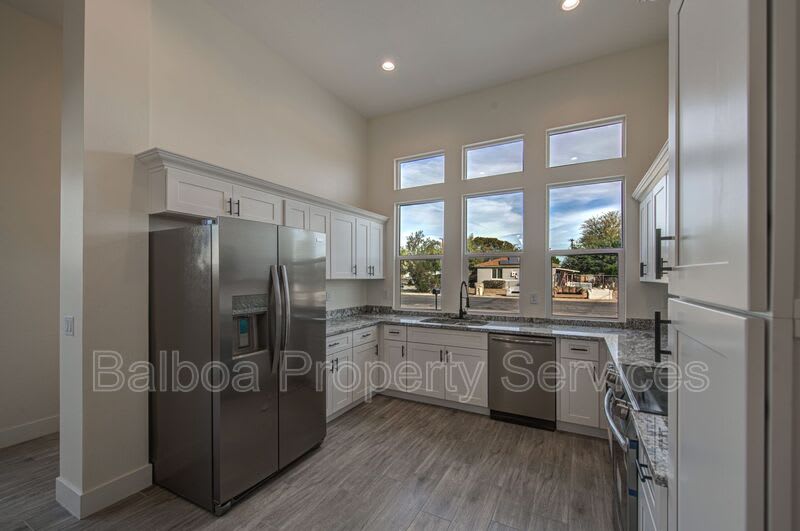 212 2nd Ave E – photo 1