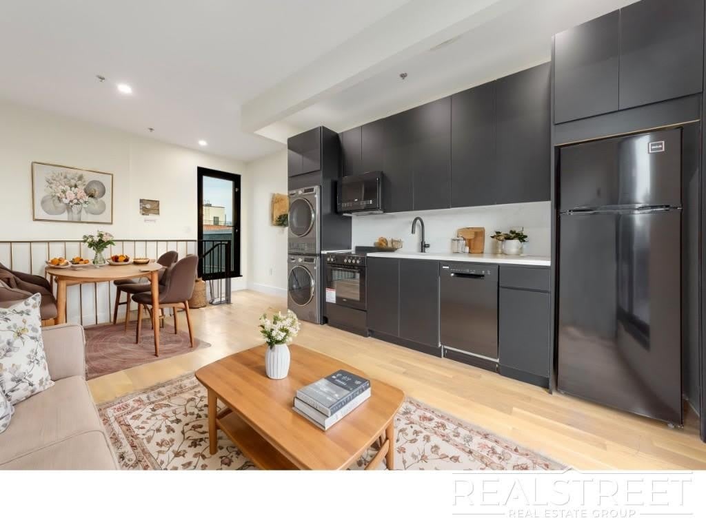 1410 Lincoln PL – photo 2