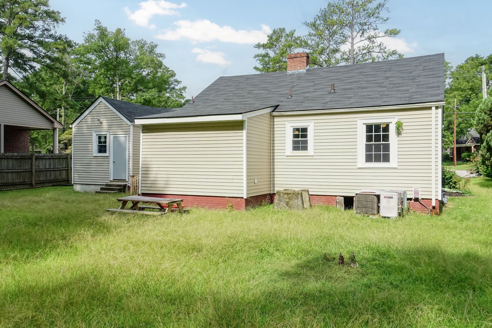 Two Bedroom, One Bath Single Family Home! – photo 4