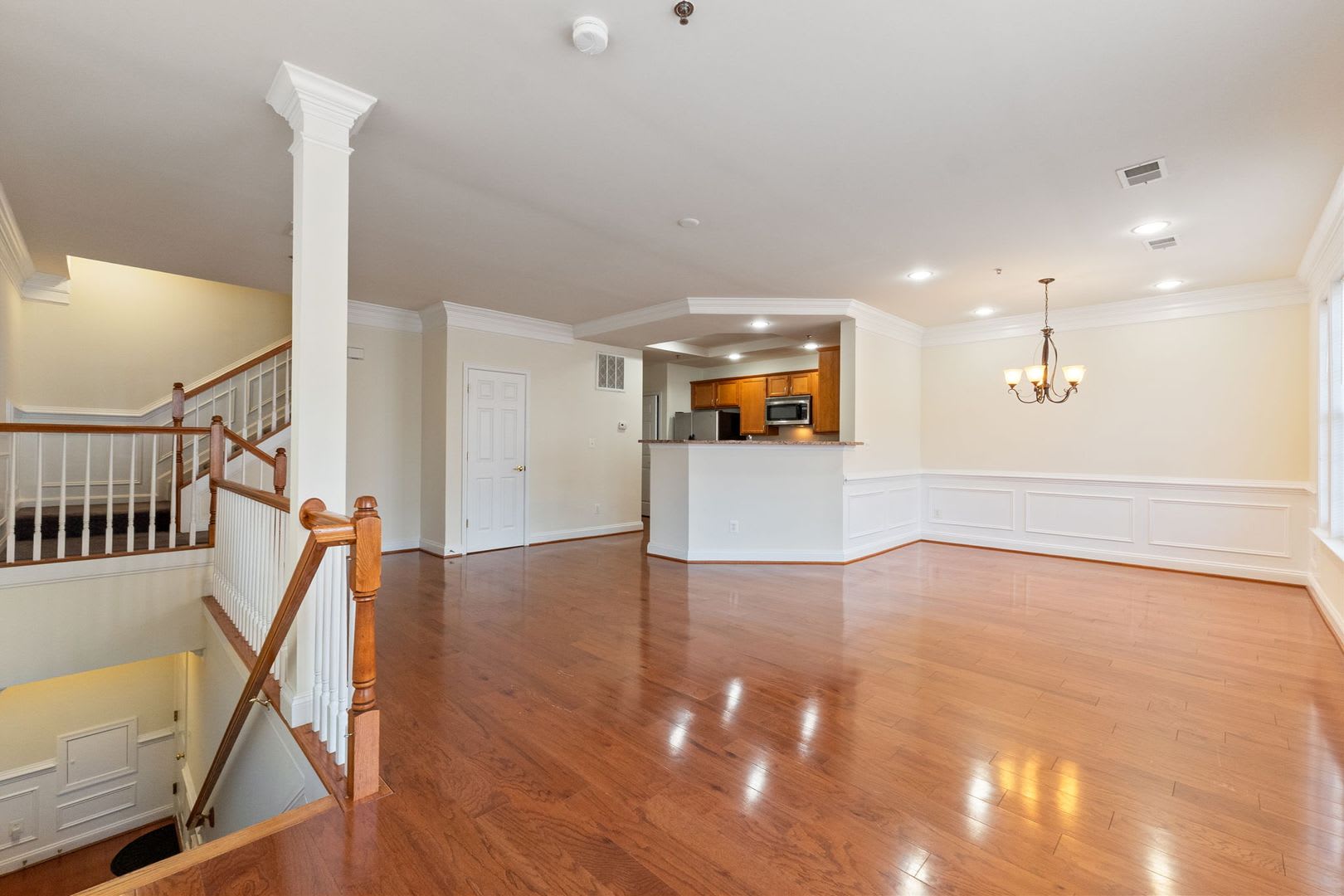 Beautifully Maintained Alexandria Townhome Minutes from Fort Belvoir & Old Town – photo 3