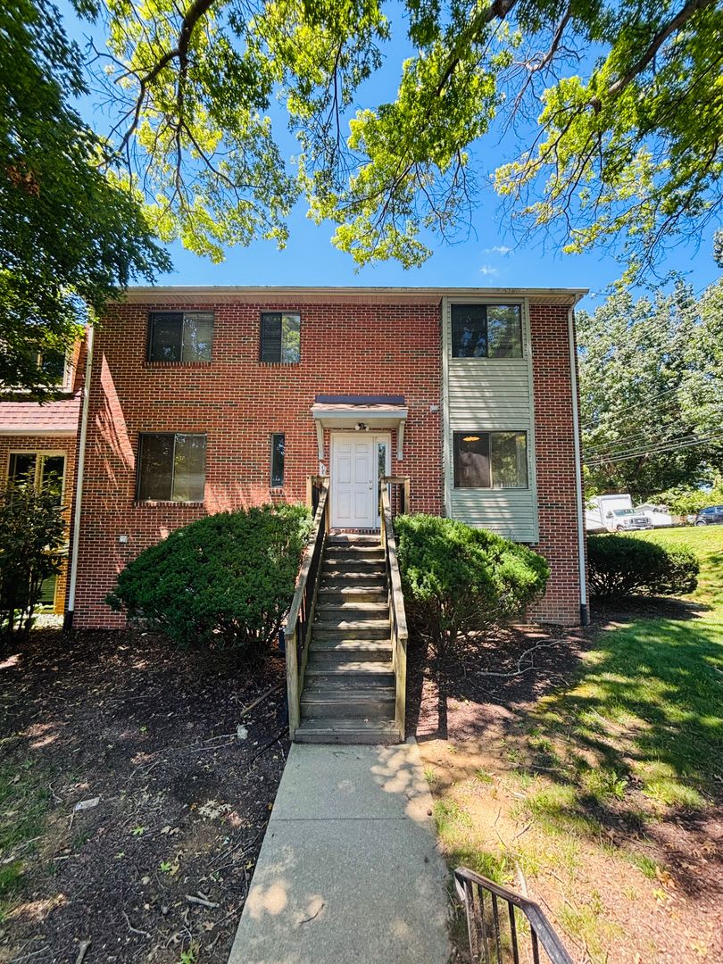 3 Bedroom 2 Bath Townhouse – photo 2