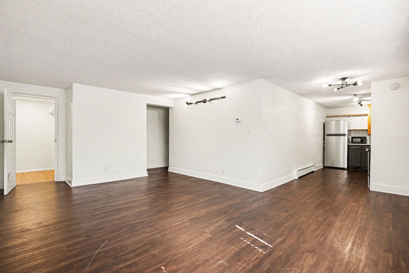 Charming 2-Bedroom Condo in a Prime Location – photo 3