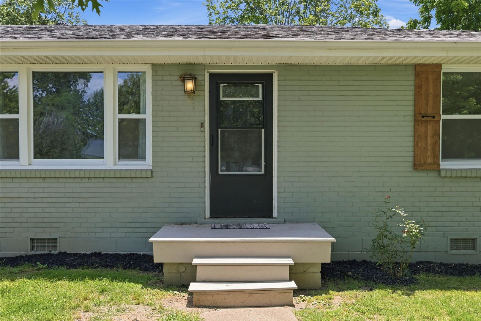 Pet Friendly Three Bedroom! – photo 4