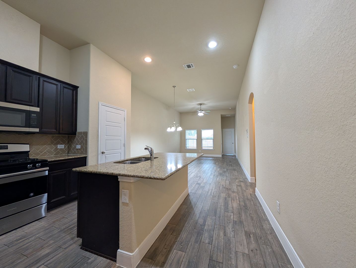 1 Month Free rent with a 13 Month Lease / Walk to Gruene/ Fridge Inculded / No Carpet / CISD – photo 5