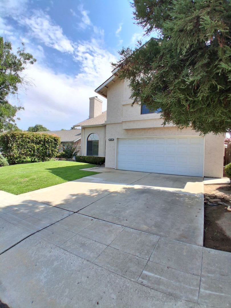 2-Storey Home Featuring 4 bedrooms and 2.5 bathrooms in Clovis, CA! – photo 3