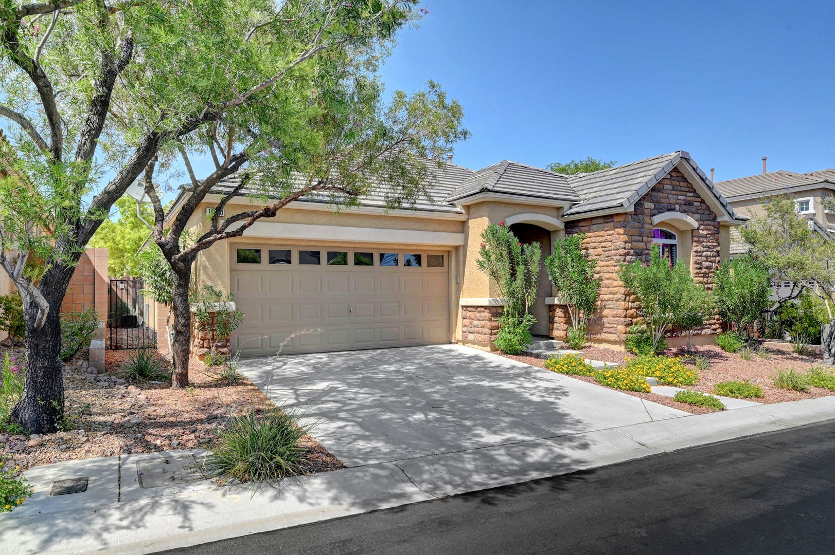 Single Story Home in Gated Community with Providence Las Vegas – photo 4
