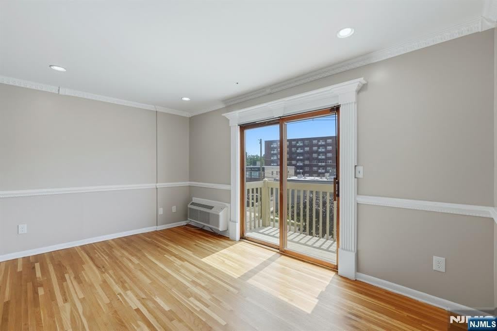 1 Coles Avenue – photo 4