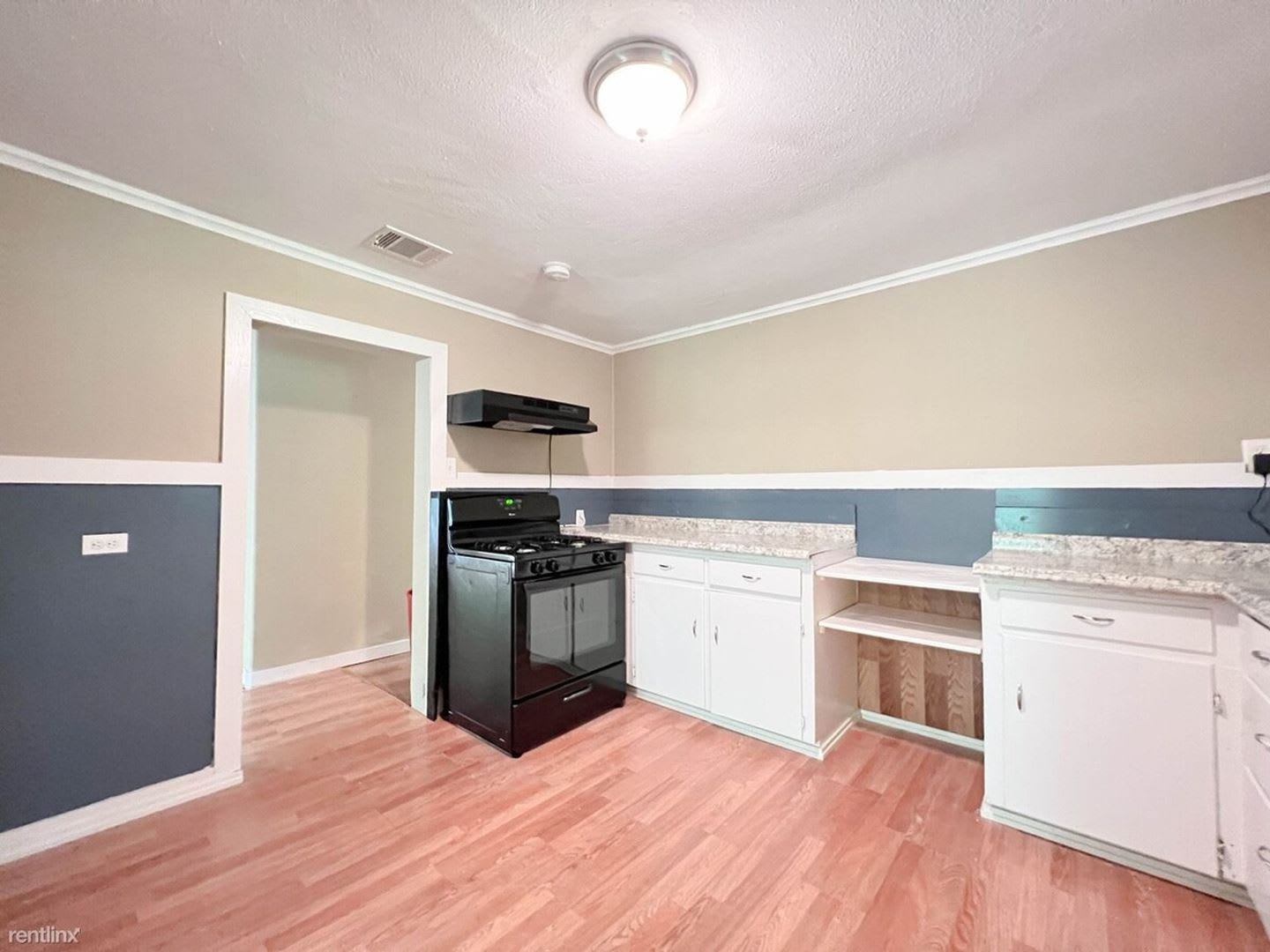 3 Bed, 1 Bath Home with Large Fenced Yard – photo 4