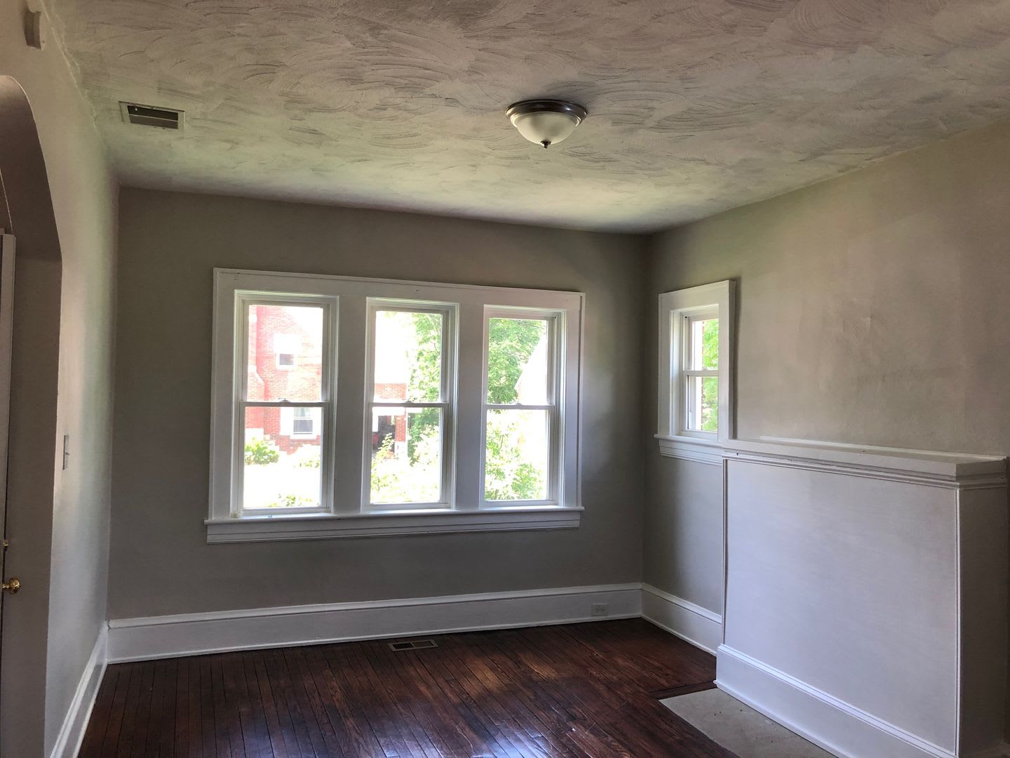 837 30th St 3bed/1bath $1395 – photo 1