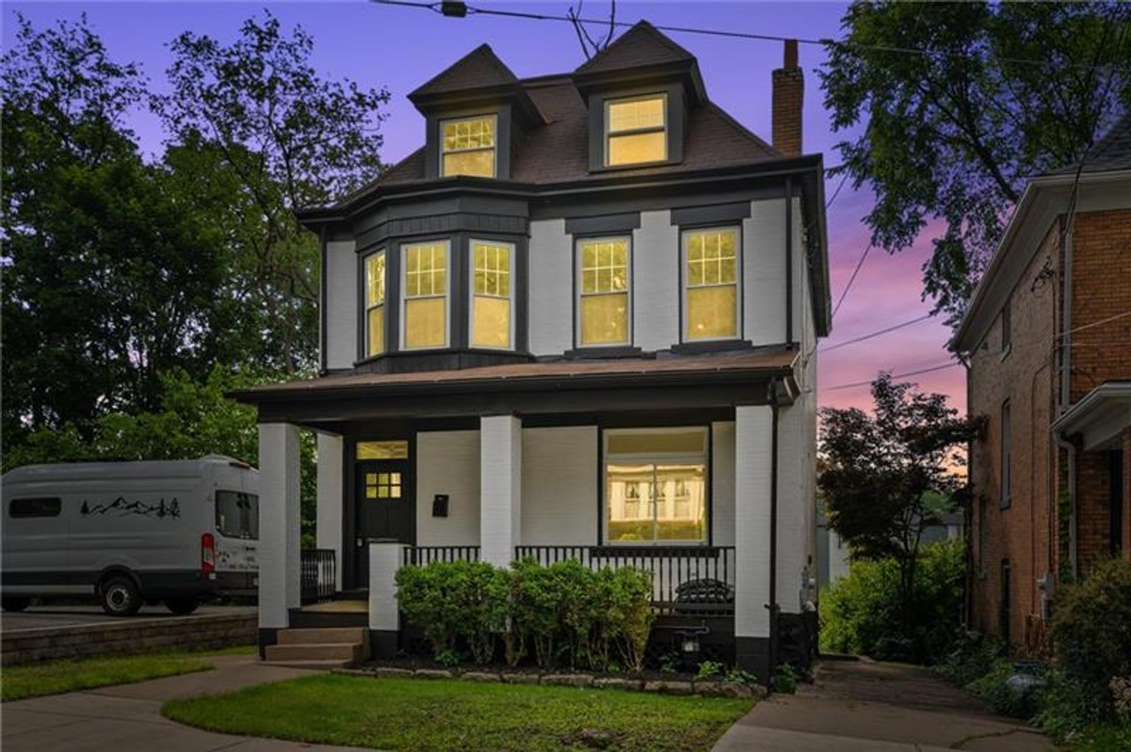 Beautiful Home in the hear of Edgewood – photo 1