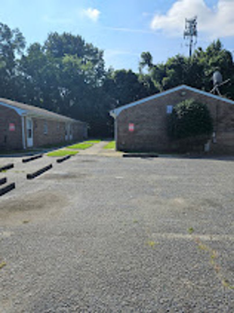 Quiet One Bedroom Apartment Off Rodman Ave – photo 1