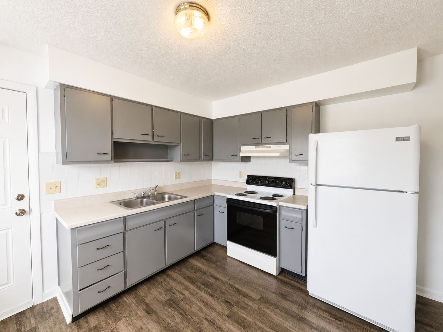 Spacious 2 Bedroom Duplex With Oversized Garage – photo 4
