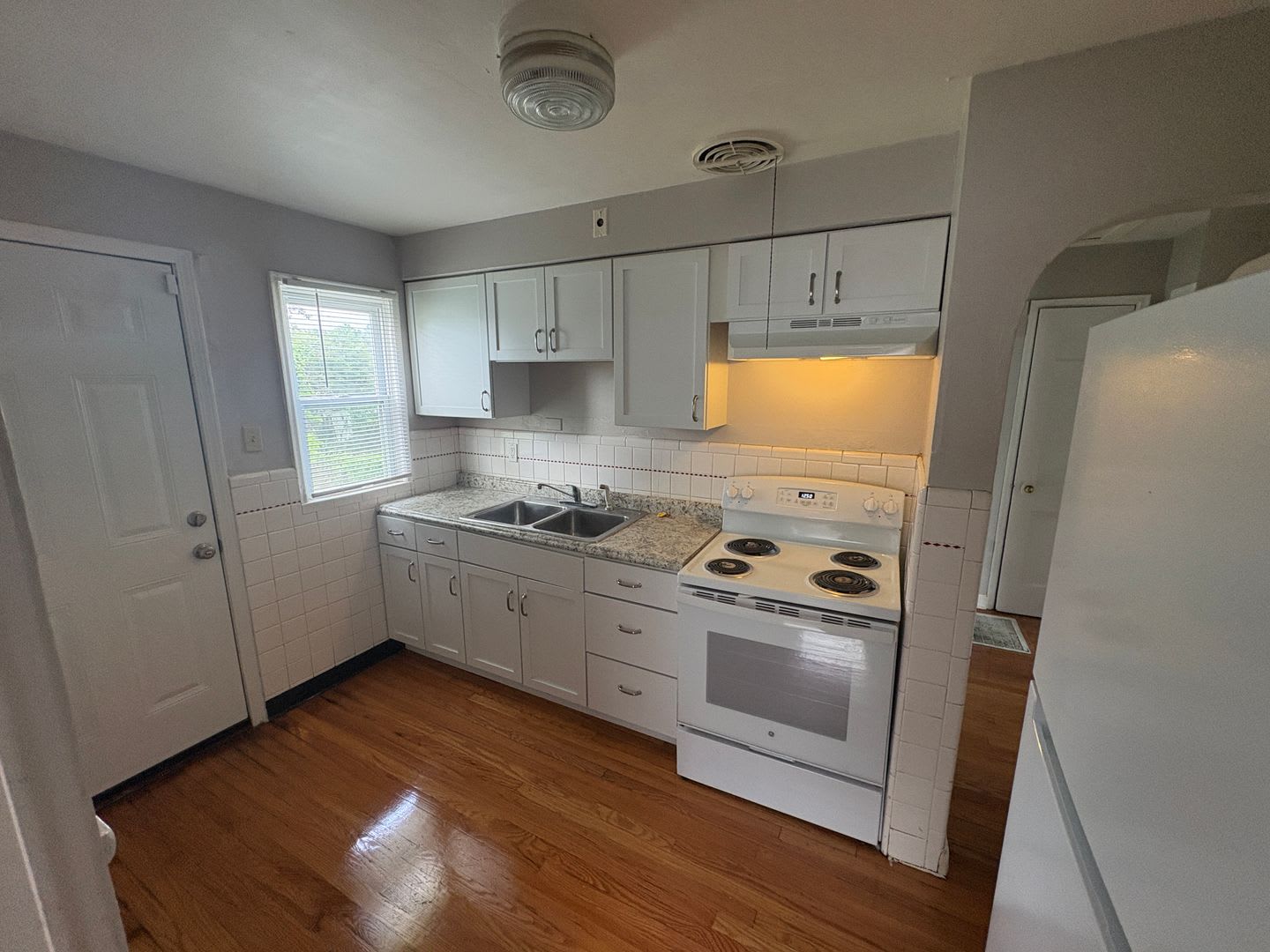 Charming & Updated 2-Bedroom Home w/Basement – photo 2