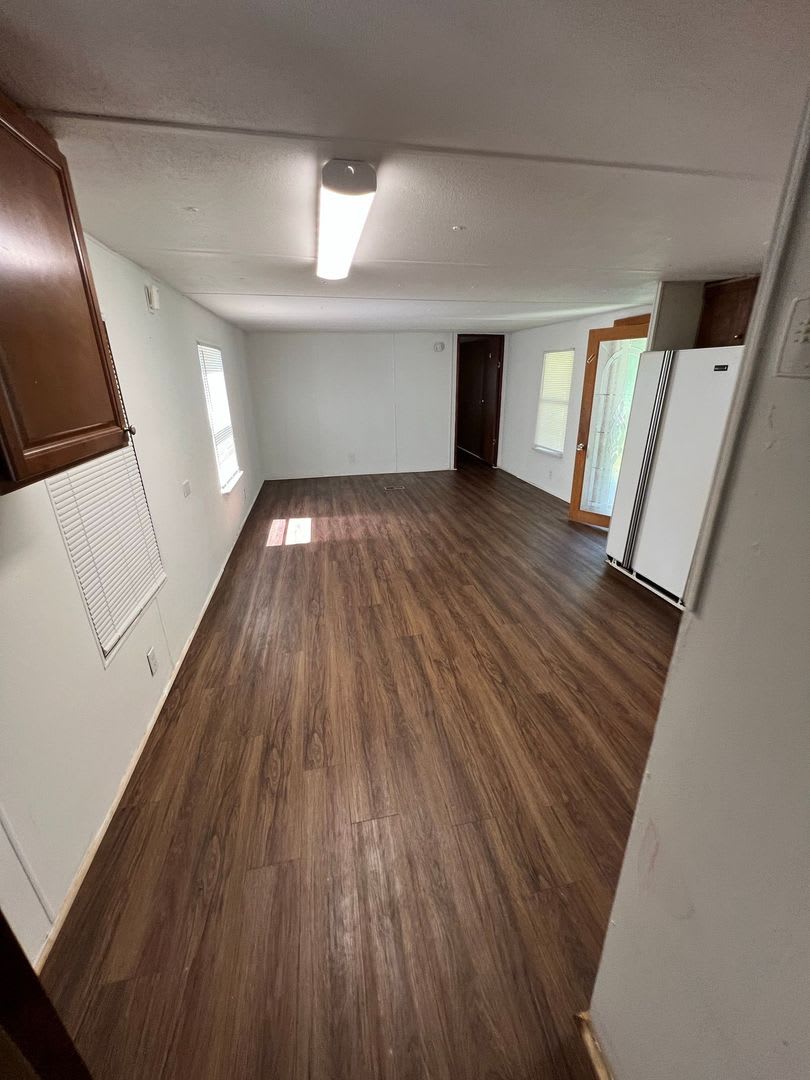Bright & Spacious 2-Bedroom Mobile Home with Open Floor Plan – photo 2
