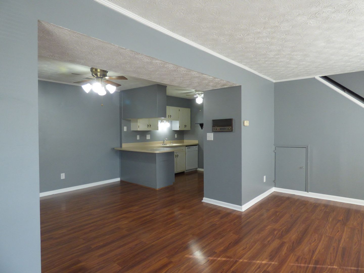 COMING SOON! Beautiful All Electric Townhome! Converted Garage, W/D, Small Pets Ok! – photo 4