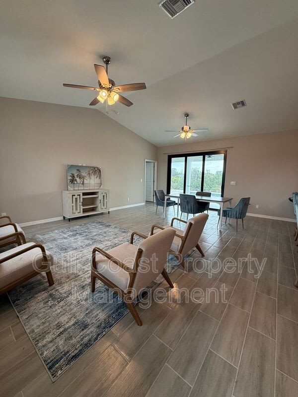 2609 NE 5th PL – photo 3