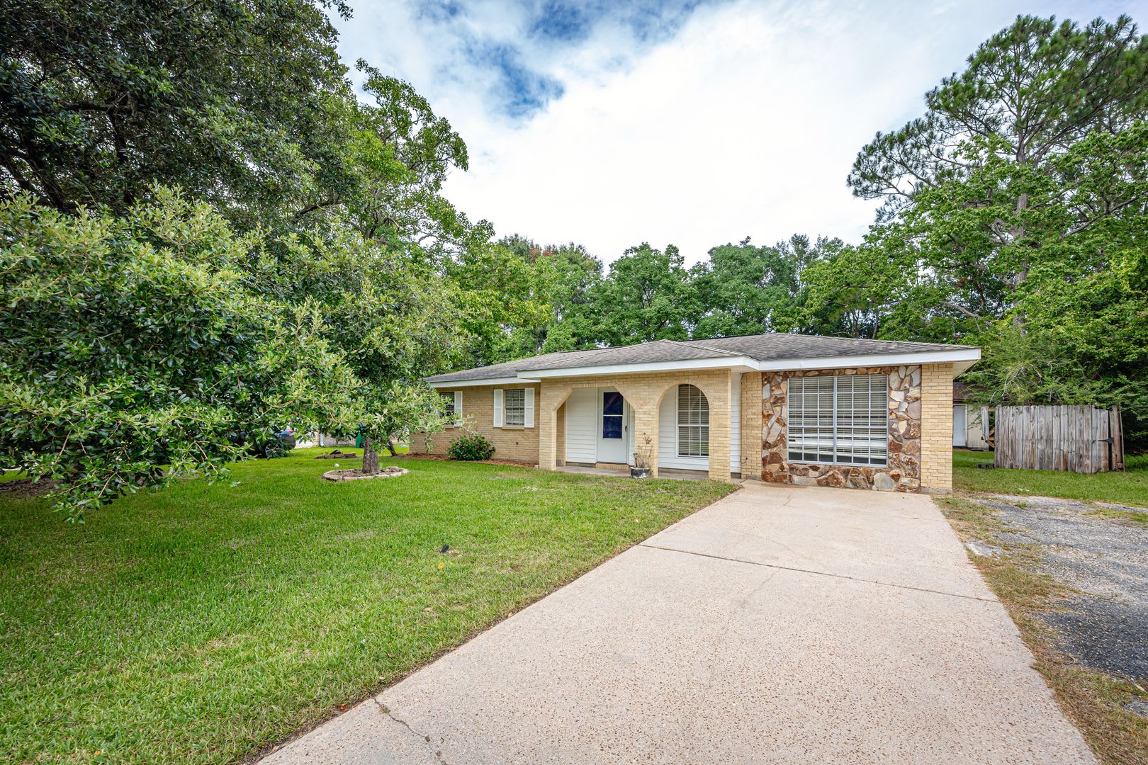 3 Bed / 1 Bath Home – Convenient Gautier Location – photo 3