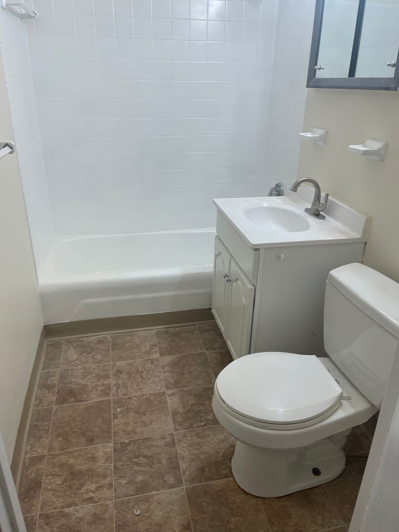 FREE MONTH Modern 2 Bed No Lead HW Inc AC New floors, Dishwasher, elevator,laundry NICE UNIT! – photo 5
