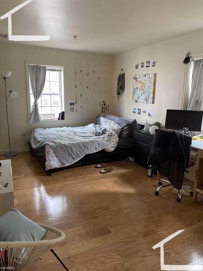 Modern Triplex Apartment With 1 Parking Included Conveniently Located No Fee – photo 2
