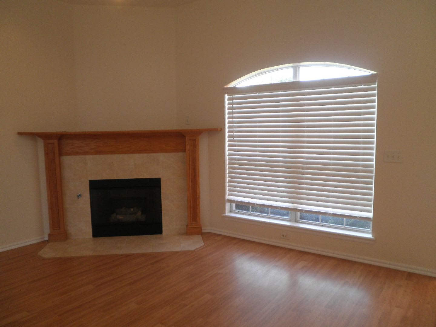 Nice 3 Bedroom 2 Bath 2 Car Garage In Noble – photo 2