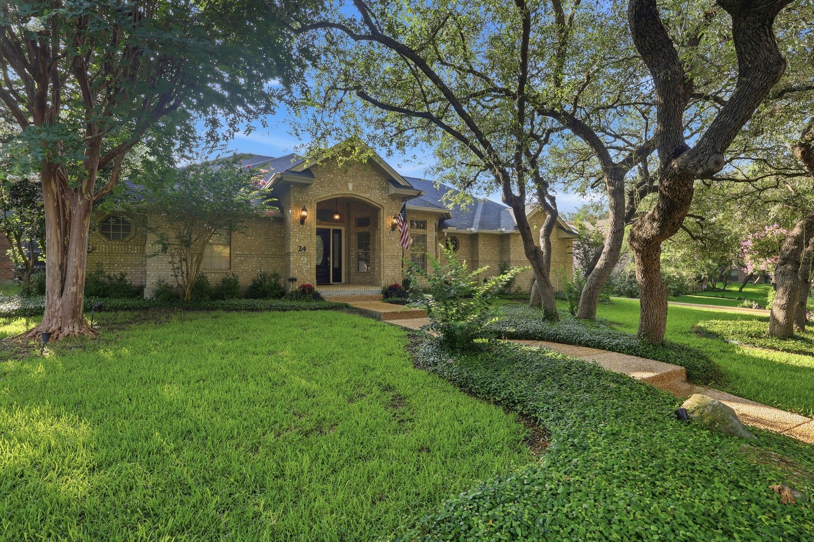 Beautiful Home with Pool! – photo 3