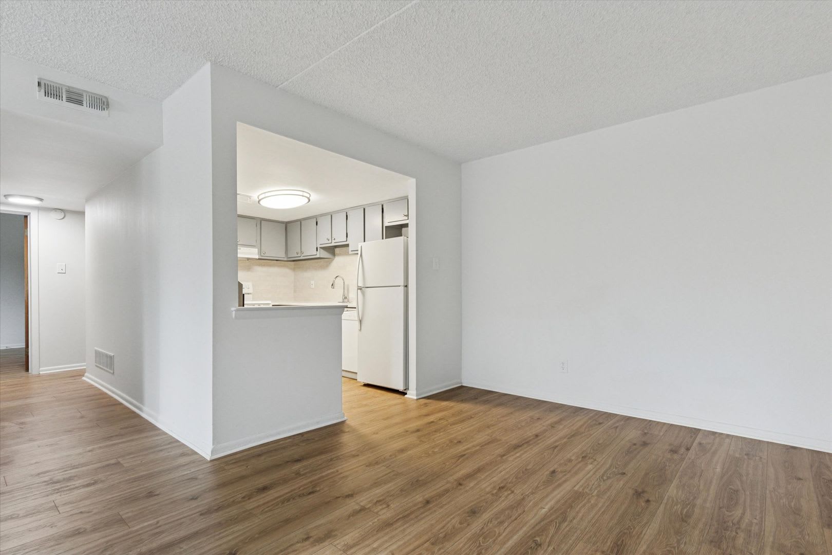 2B/1B First-Floor Flat in Summit House – photo 4