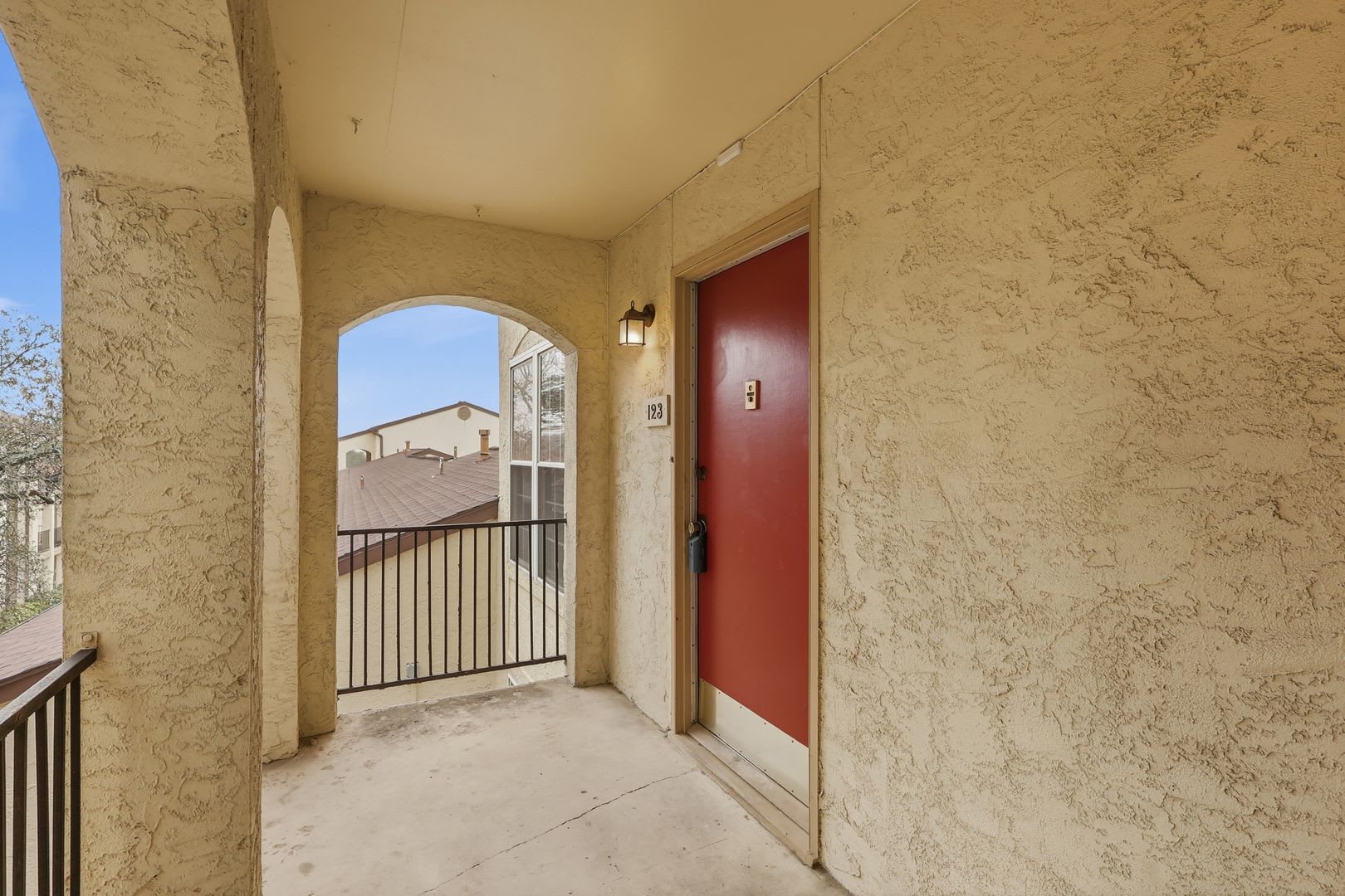 Charming 3rd-floor 2-bed condo – photo 3