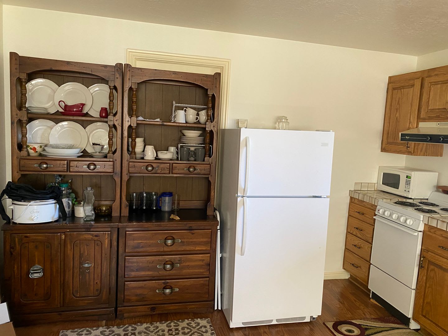 Cozy 2 Bedroom Lower Apartment – photo 2