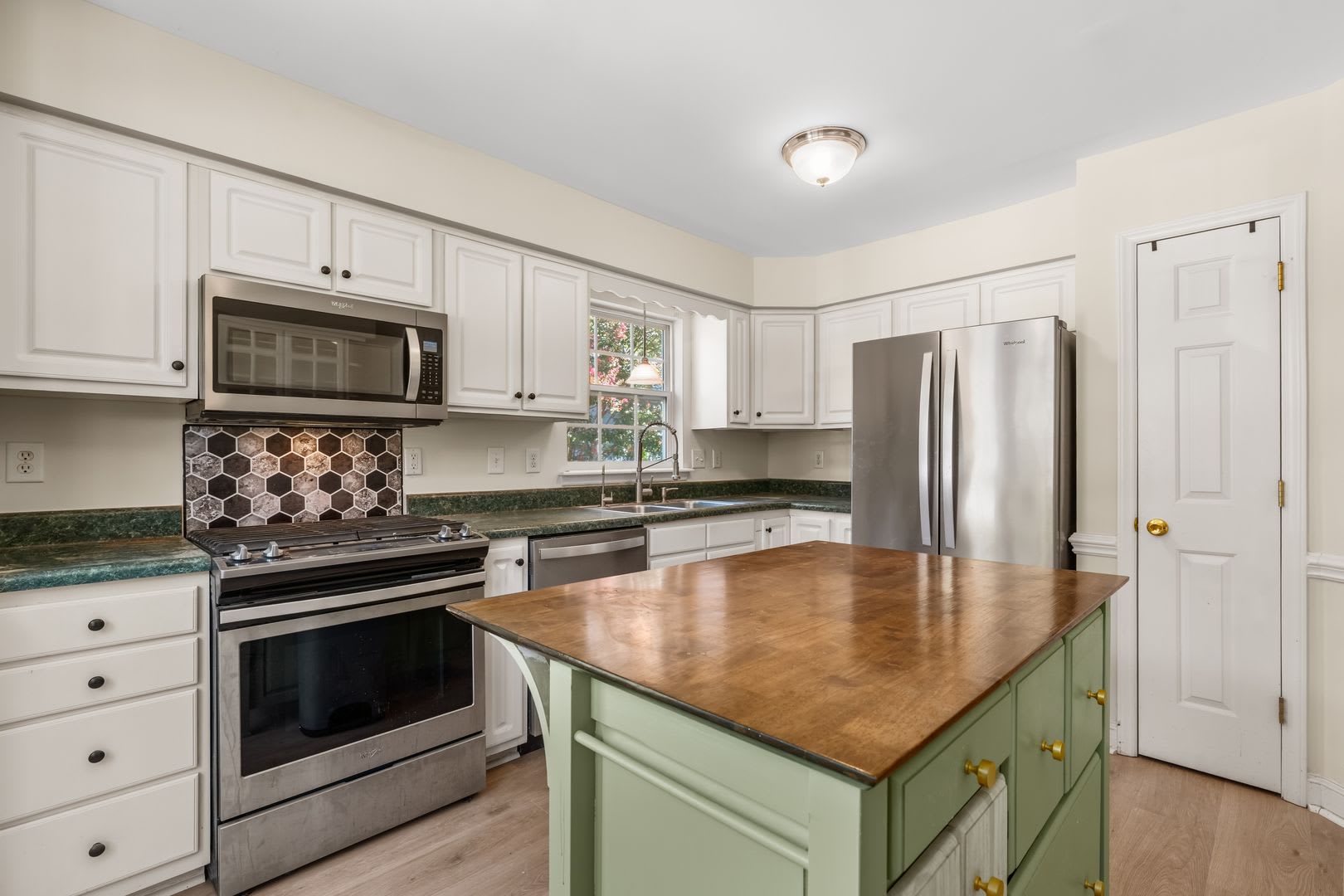 Newly Renovated 3 Bedroom With Fenced Yard And Screened Porch – photo 5