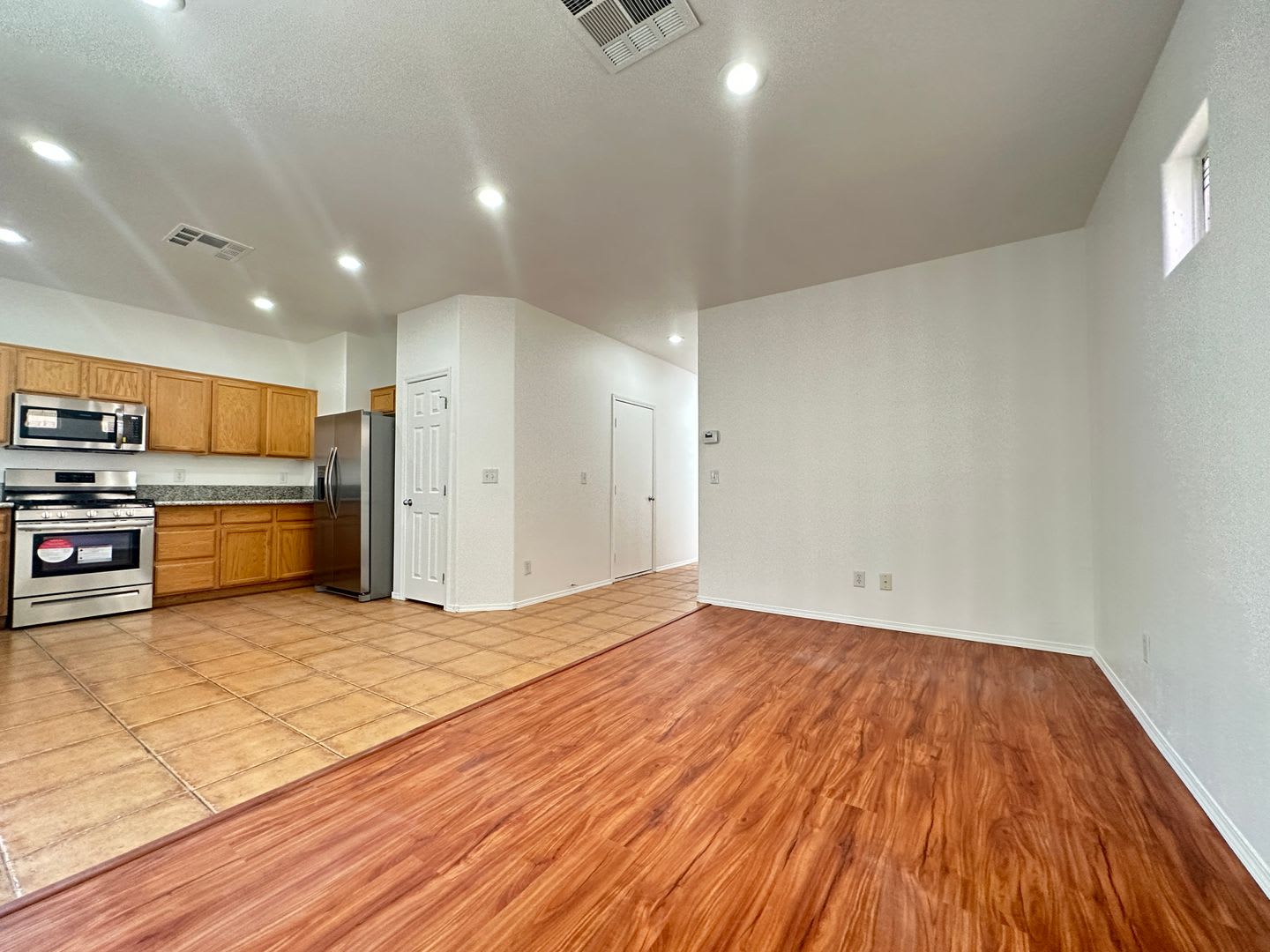 Single Family Home 3 Beds, 2.5 bath, 1 car garage – photo 4